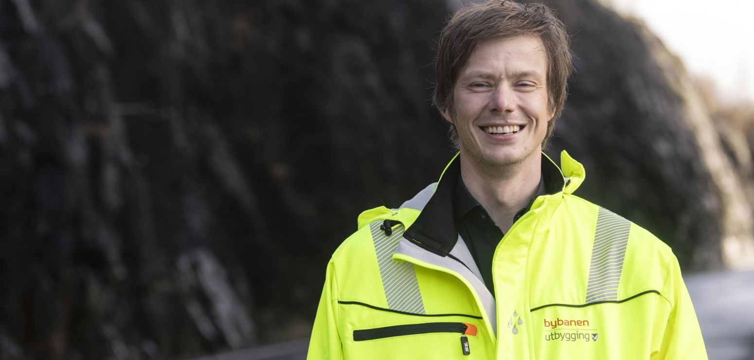 Bildete synes ein mann som msiler med gul jakke på seg