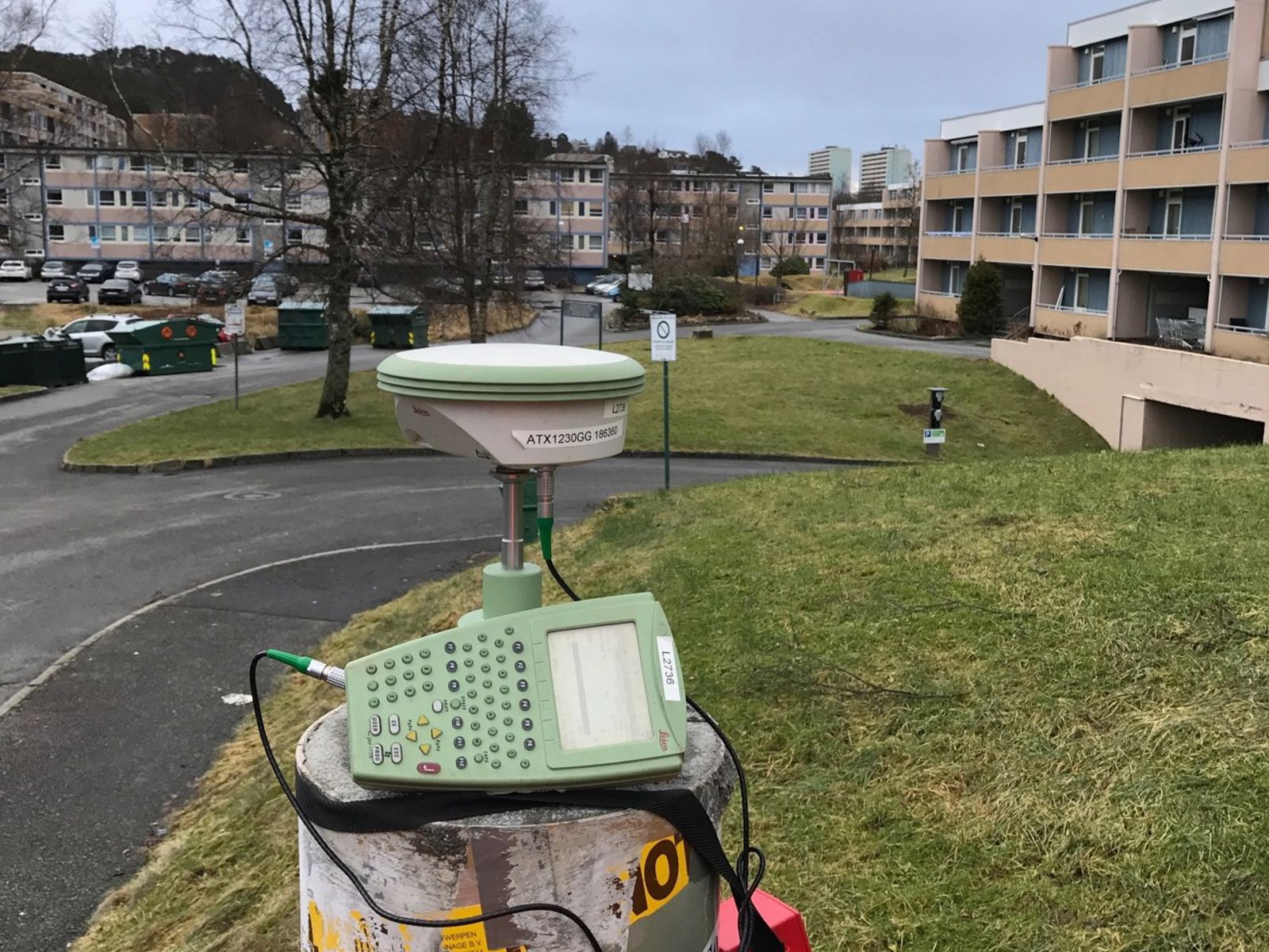 Eit fastmerke markert på ei lav betongsøyle i terrenget i nærleiken til Fyllingsdalen terminal