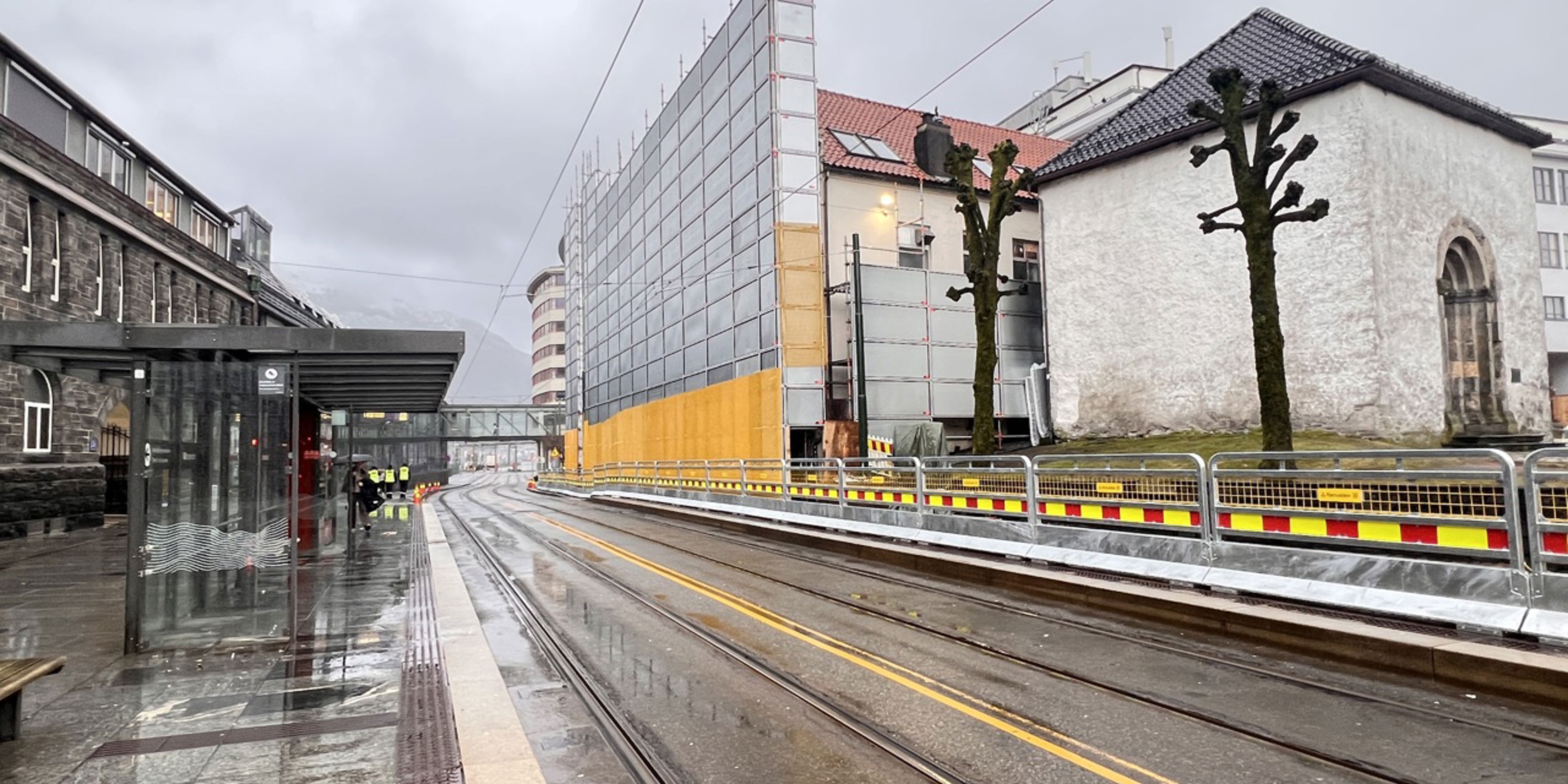 Sølvvarefabrikken og klosteren er nå dekket inn med stålplater under rivingen. Foto: Camilla Einarsen Heggernes