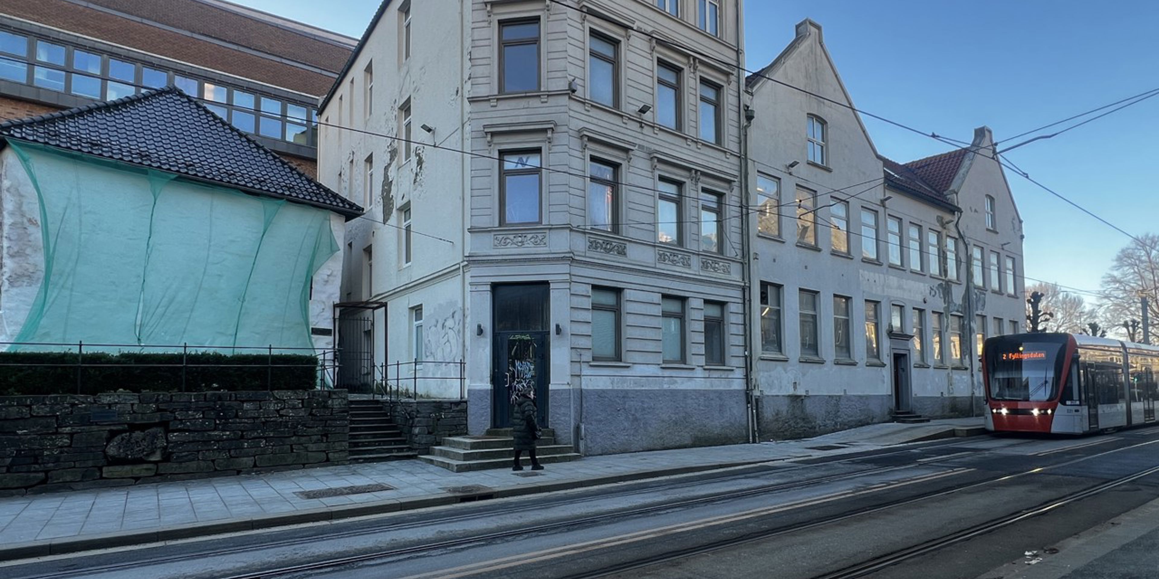 Sølvvarefabrikken rives for å gjera plass for nytt byrom ved dei to tårna som gjenstår ved Nonneseter kloster. Foto: Camilla Einarsen Heggernes