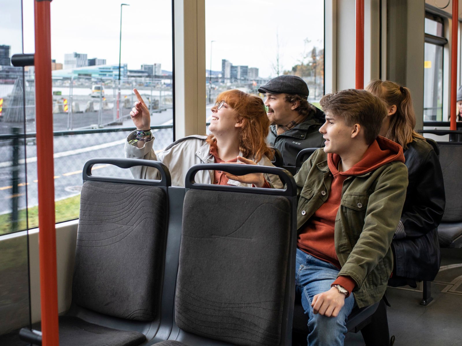 Bildet syner folk på bybanen som kiker ut vindauget