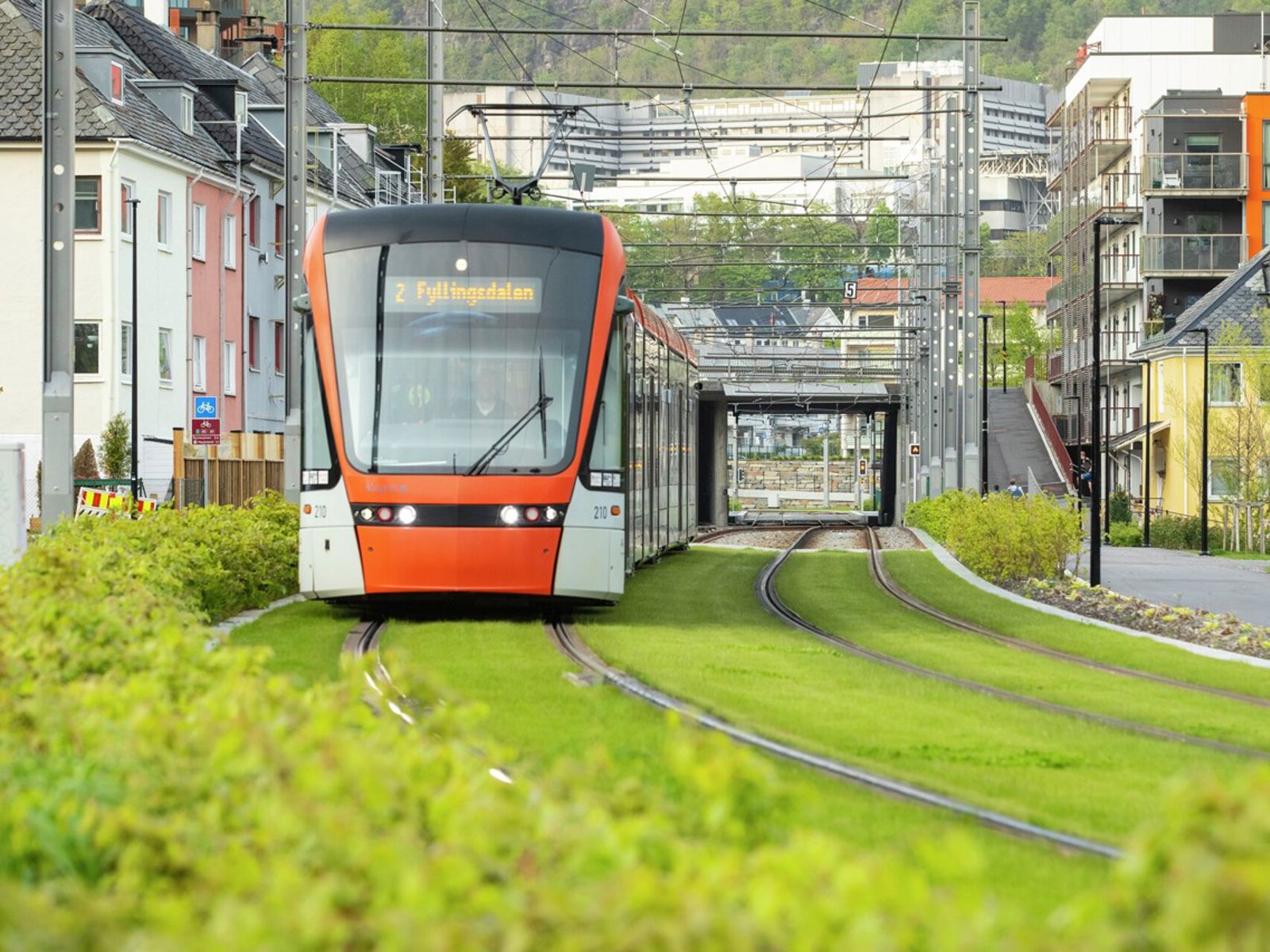 Bilete av Bybanen på linje 2 mellom haldeplassane Kronstad og Mindemyren