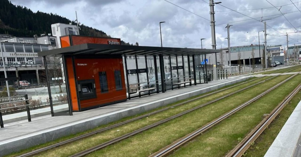 Biletet syner bybanesporet med grønt gras i sporet ved Mindemyren haldeplass.